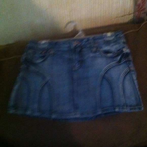 Selling this mini skirt - Picture 1 of 1