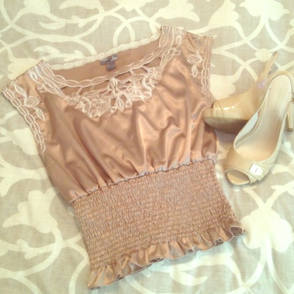 🎉Reduced🎉 Fancy little nude/tan satin top!