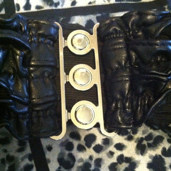 ?TRADED?Black Ruffle Waist Belt