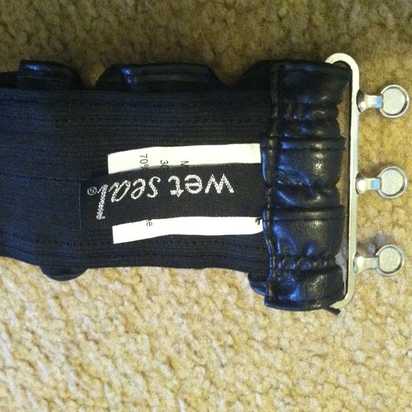 ?TRADED?Black Ruffle Waist Belt