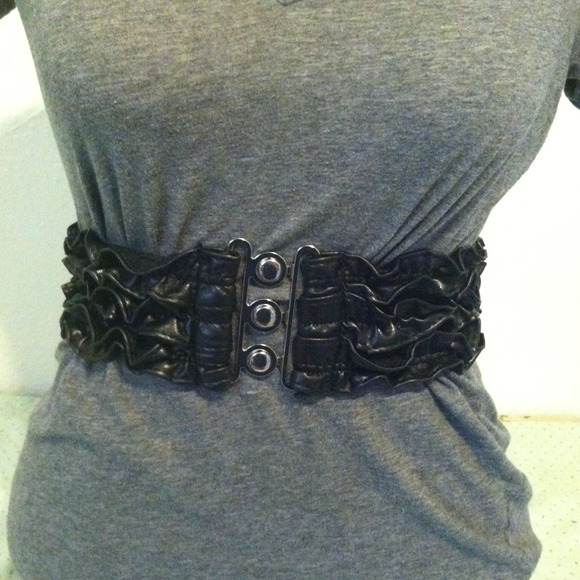 ?TRADED?Black Ruffle Waist Belt main image 4