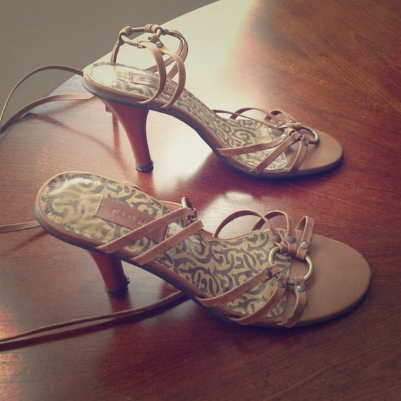 Cute strappy heels!