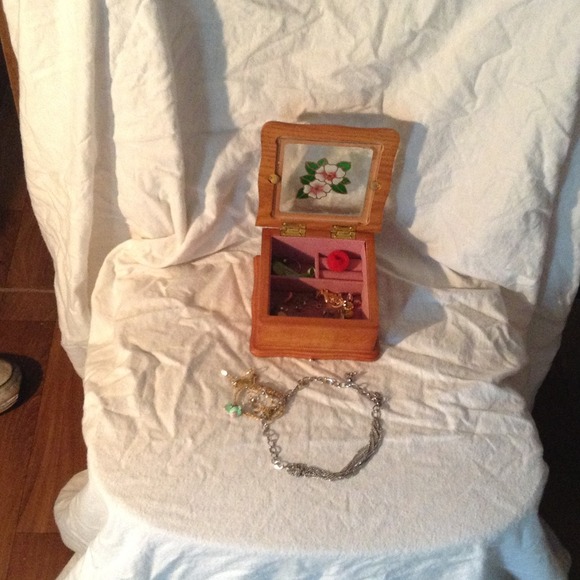 Wood and glass small jewelry box with jewelry - Picture 1 of 2