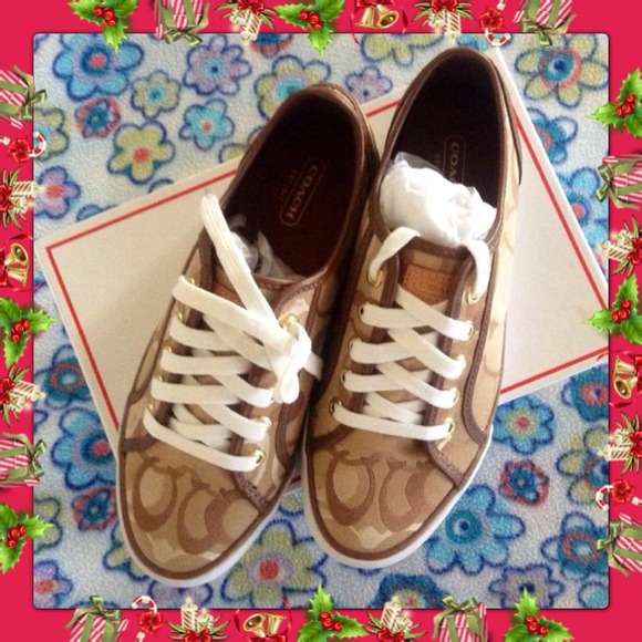 Coach Shoes - 💯AUTHENTIC COACH SIGNATURE SNEAKER💯