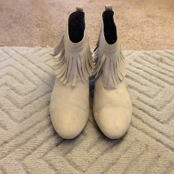 Suede cream colored ankle boots with fringe - Picture 2 of 4
