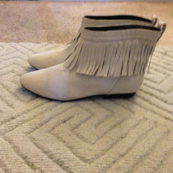 Suede cream colored ankle boots with fringe - Picture 3 of 4