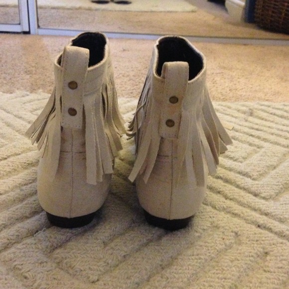 Suede cream colored ankle boots with fringe - Picture 4 of 4
