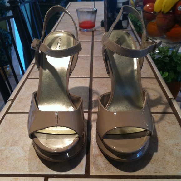 Xhilaration size 9 beige heels