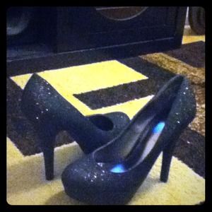 Glittering pumps