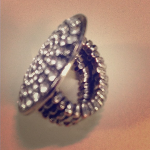WHAT A GREAT BUY!!! Silver color ring