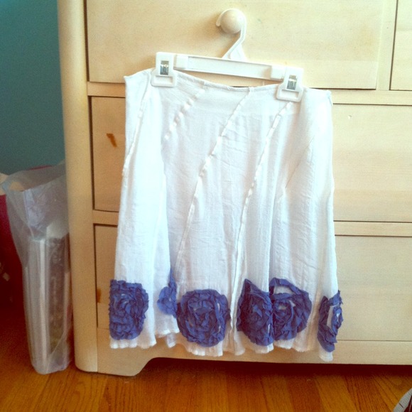 Skirt with flower accents