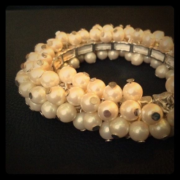 Jewelry - Faux pearl bracelet