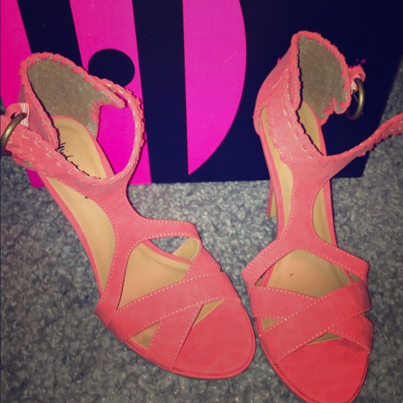 💥SOLD💥Michael Antonio tanaka sandals