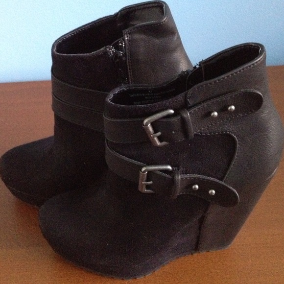 NEW Comfortable & Gorgeous Black Booties. - Picture 2 of 2