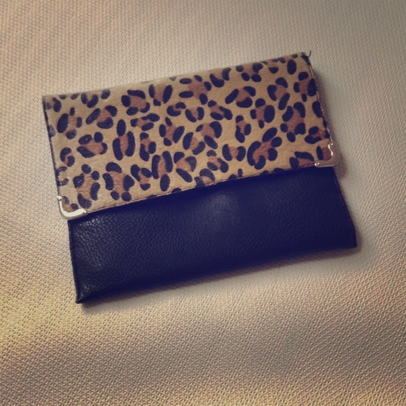 Leopard clutch