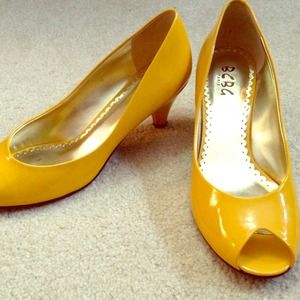 Yellow Bcbg sz 7.5 mid height heel
