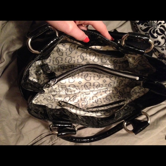 Black Guess satchel in like new condition! - Picture 2 of 3