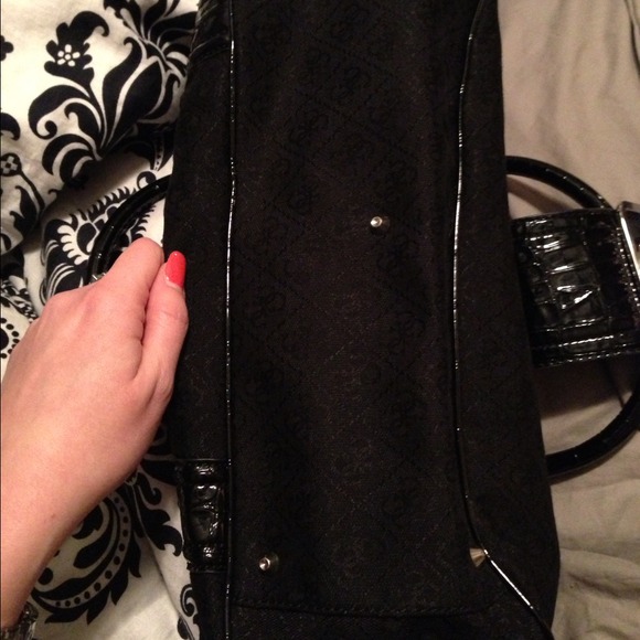 Black Guess satchel in like new condition! - Picture 3 of 3