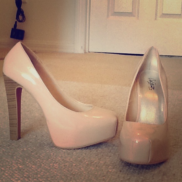 city streets Shoes - Nude platform heels