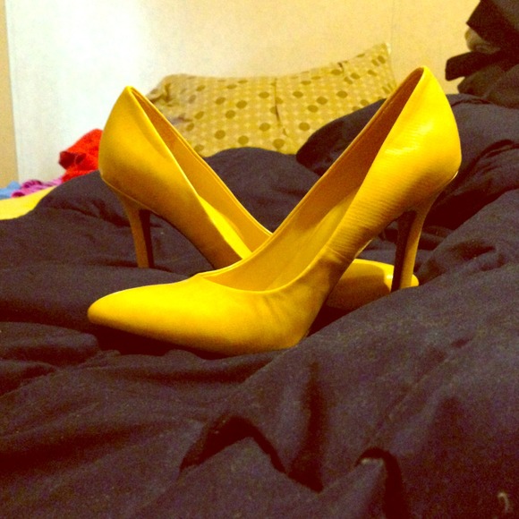 👠🌟💲REDUCED!!  Yellow high heels