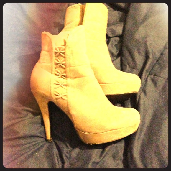 💲💰 REDUCED! Gray bootie