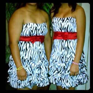 ✨Dress Available✨Strapless Zebra/Red Bow Trim