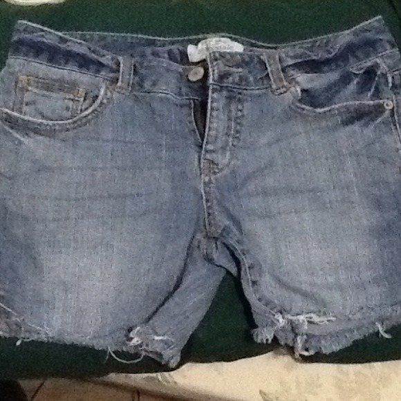 Demin cutoff shorts.