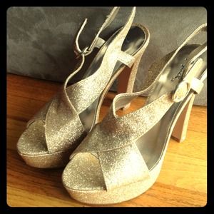 💢REDUCED : Brand new gold glitter heels!💢