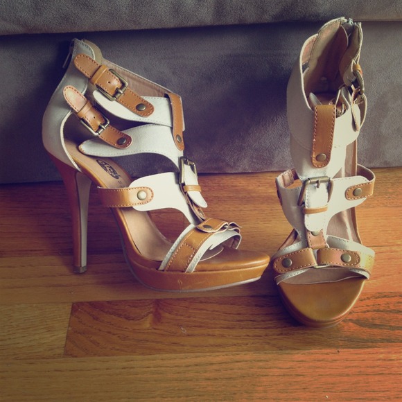 💢REDUCED : Super cute buckle front heels 💢