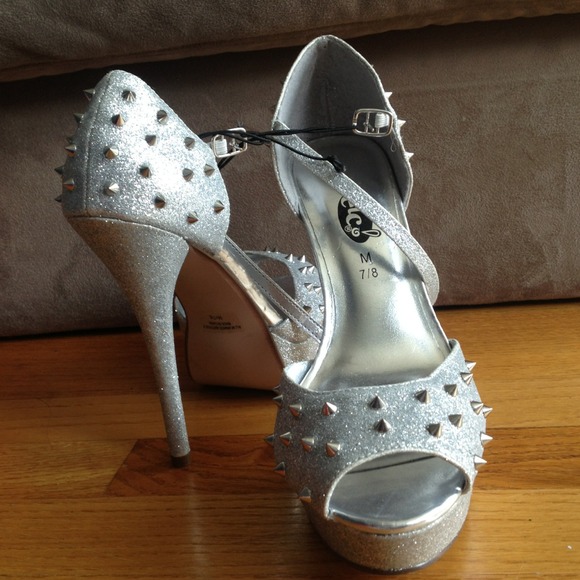💢REDUCED : Silver glitter spiked pumps! 💢