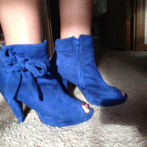 Only wore twice have nothing blue.