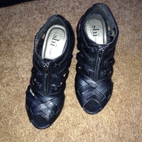 **SOLD** Barely worn, maybe once. Size 7