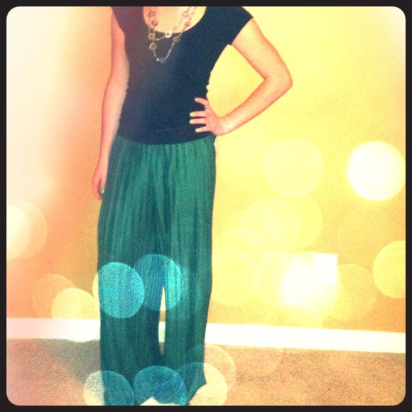 🚫SOLD🚫 TRENDY GREEN FOREVER 21 PANTS NWT!