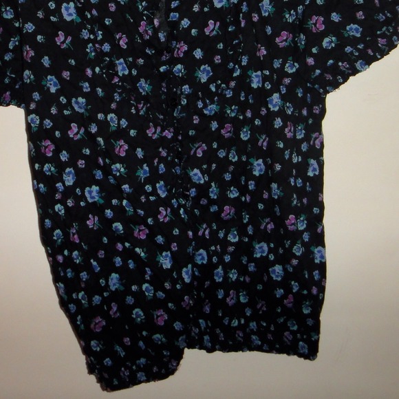 ⭐️LAST CHANCE ⭐️  Button Down Floral Top - Picture 2 of 4