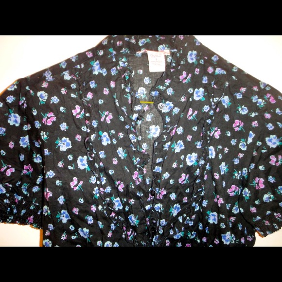 ⭐️LAST CHANCE ⭐️  Button Down Floral Top - Picture 3 of 4