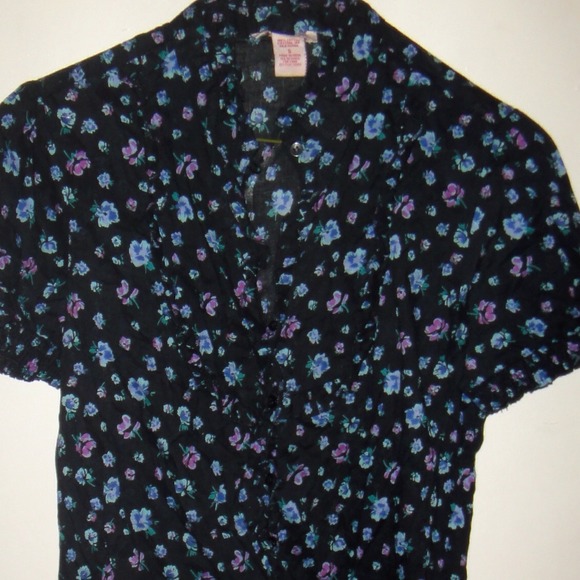 ⭐️LAST CHANCE ⭐️  Button Down Floral Top - Picture 4 of 4