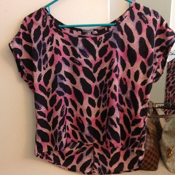 Hi-lo leopard print top
