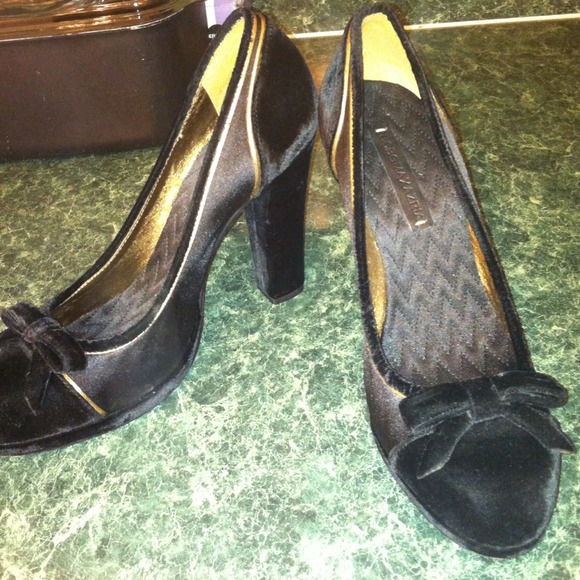 Velvet and satin black and good pumps