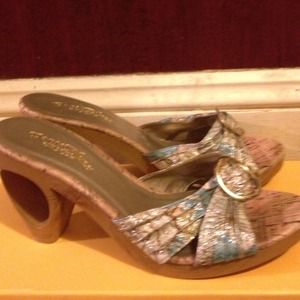 Casual strapless shoe w/hollow heel.