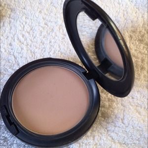 MAC studio fix foundation powder in NC40
