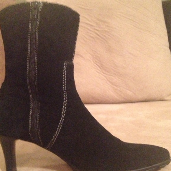 ❌❌SOLD❌❌Suede boots - Picture 2 of 4