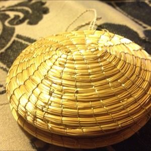 Brazilian Capim Dourado Clam Shaped Money Holder