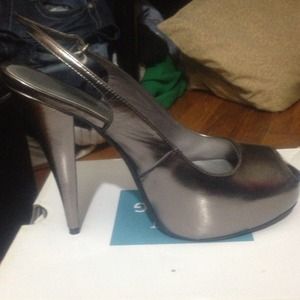 Great condition except for tear on heel see pic 3