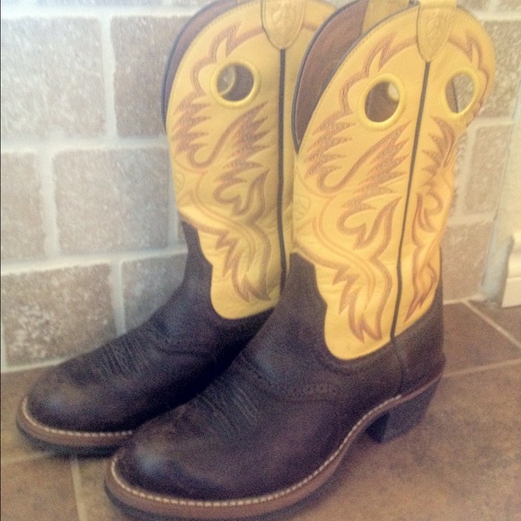 8.5 D (fits 10 women's) Ariat boots in brown