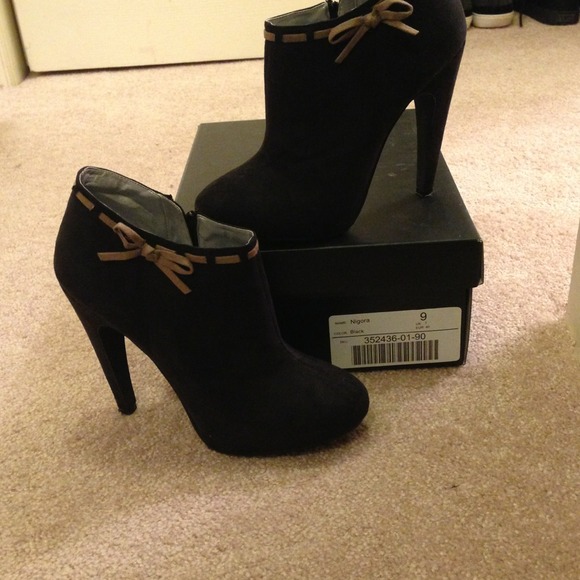 Cute anklet boots! Black and Tan suede.
