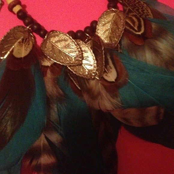 Teal blue feathered chain necklace - Picture 2 of 3