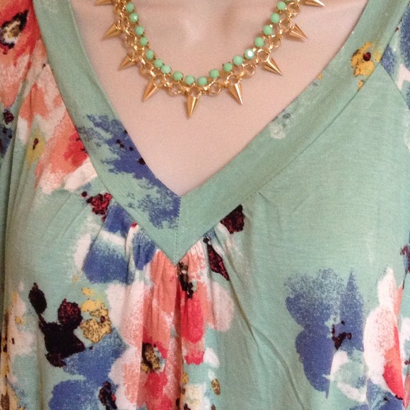 💢SOLD in bundle💢 Green Floral print blouson top - Picture 3 of 4