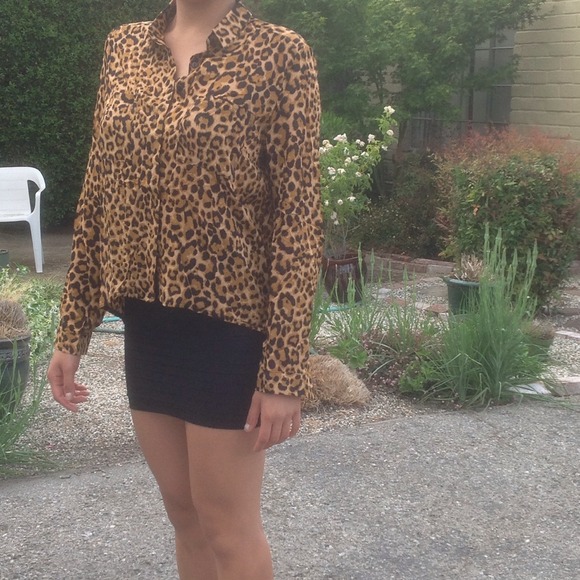 🎉EDITOR PICK💖🎉Large cheetah Zara button up