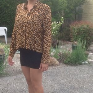 🎉EDITOR PICK💖🎉Large cheetah Zara button up