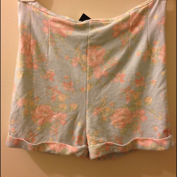 Brandy melville floral shorts💕!!! - Picture 3 of 4